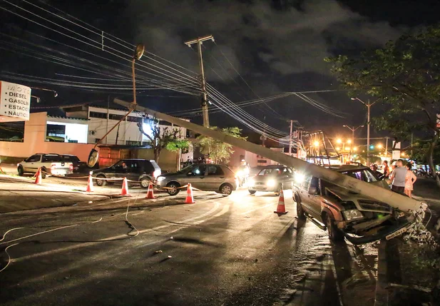 Carro derruba poste e deixa trânsito lento