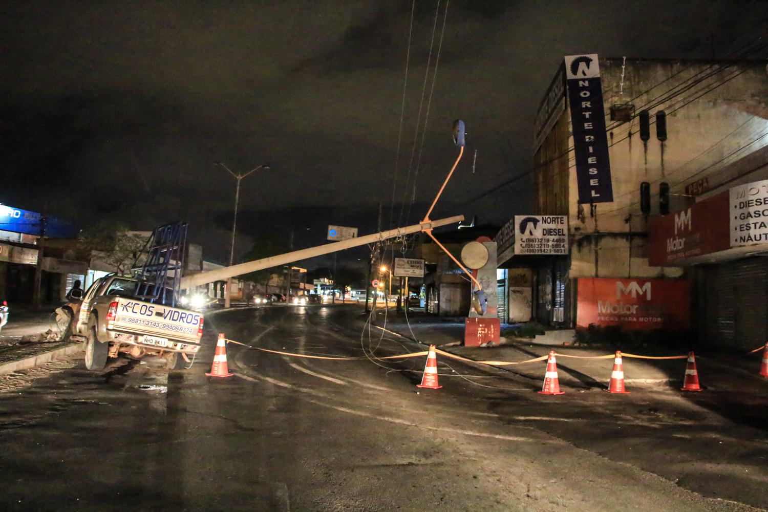 Carro derruba poste e deixa trânsito lento