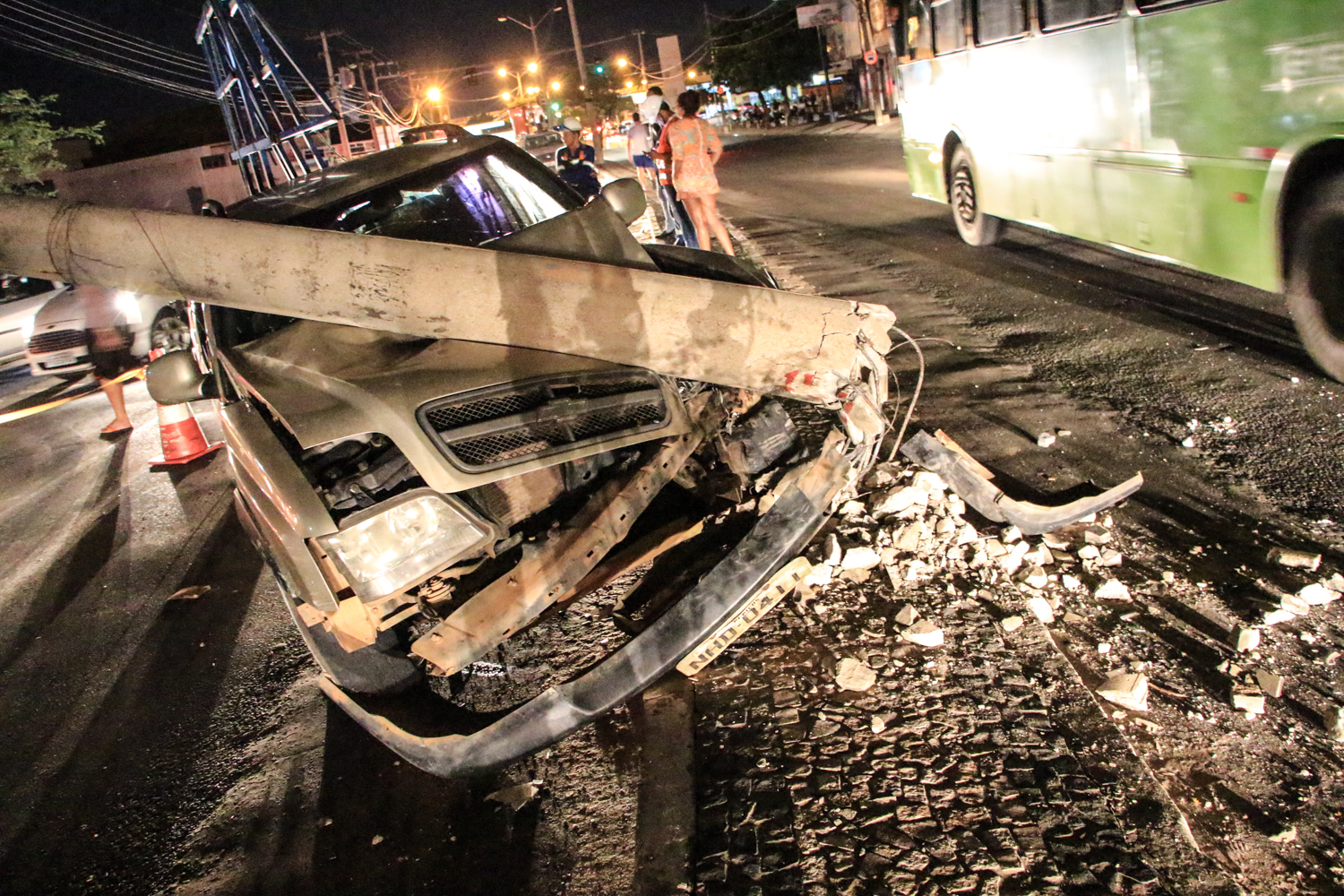 Carro ficou destruído 