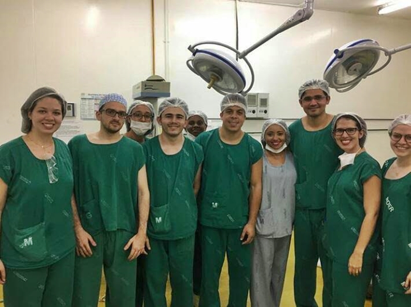 Equipe médica que realizou a primeira cirugia em bebê no momento da cesariana no Piauí