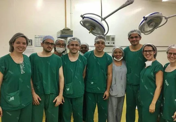 Equipe médica que realizou a primeira cirugia em bebê no momento da cesariana no Piauí