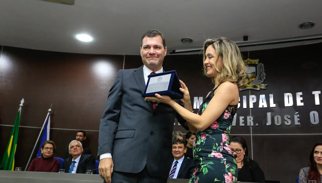 Joaquim do Arroz  entrega placa a sua homenageada 