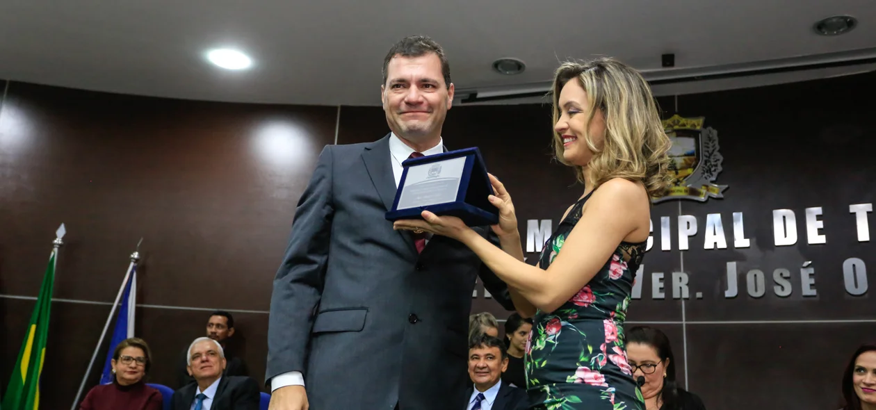 Joaquim do Arroz  entrega placa a sua homenageada 