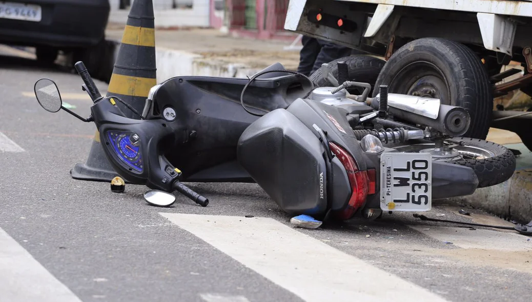 Motocicleta atingida durante a colisão