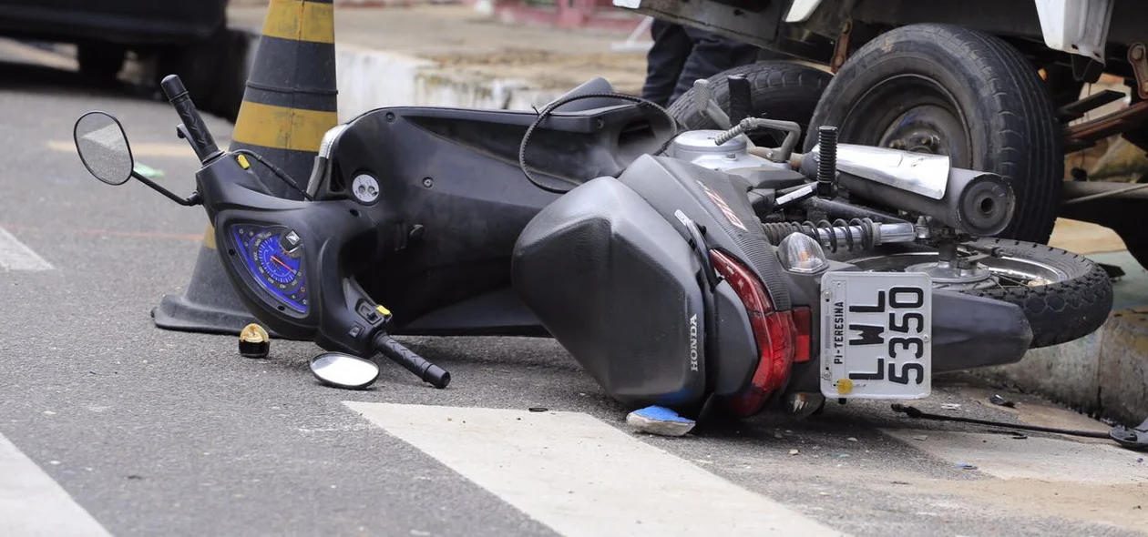 Motocicleta atingida durante a colisão
