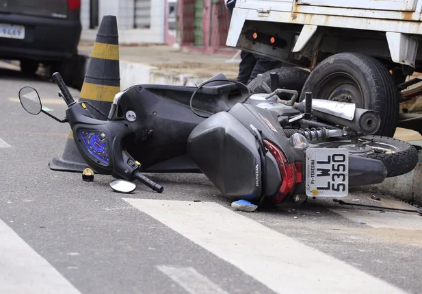 Motocicleta atingida durante a colisão