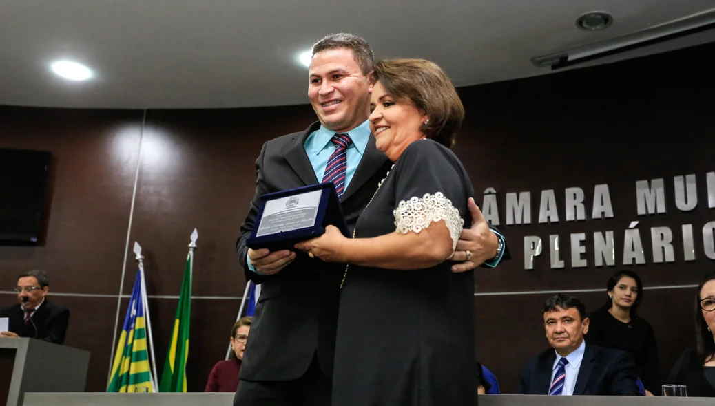 Vereador Gustavo de Carvalho, entrega homenagem 