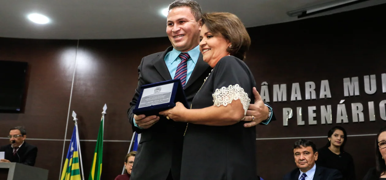 Vereador Gustavo de Carvalho, entrega homenagem 