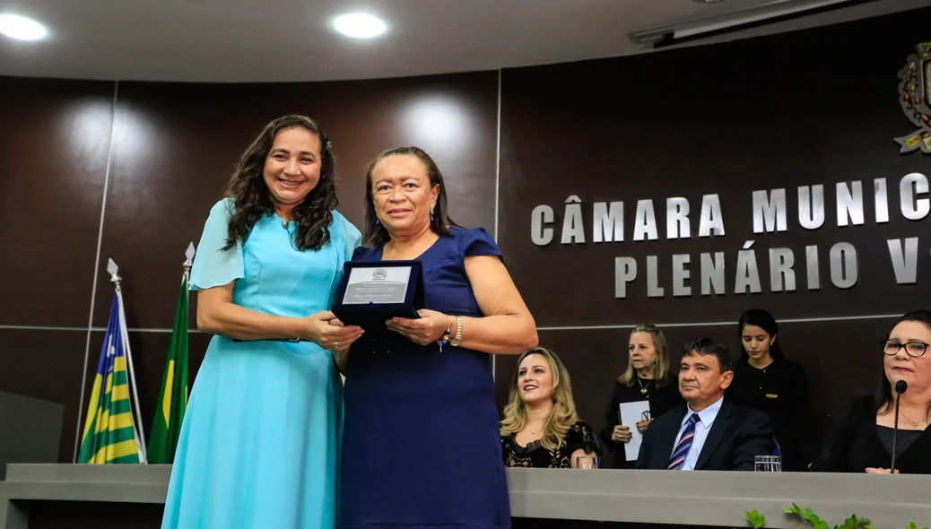 Vereadora Cida entrega placa 
