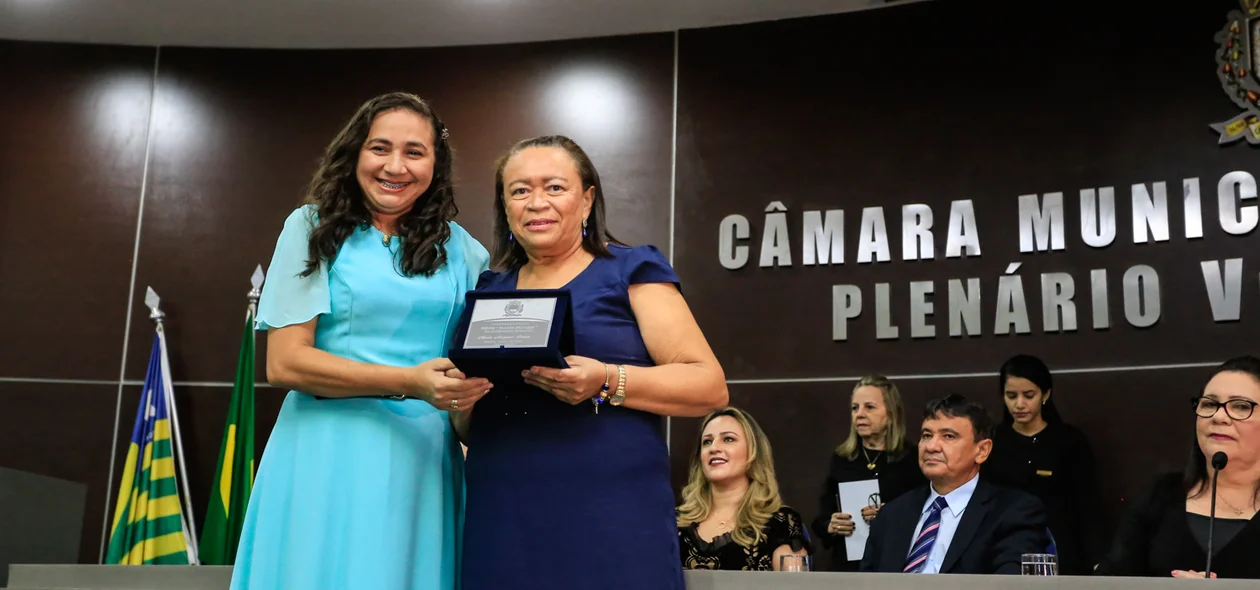 Vereadora Cida entrega placa 