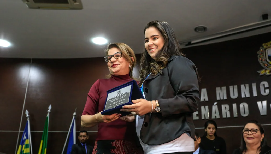 Vereadora Graça Amorim, entrega premio a Mulher Destaque