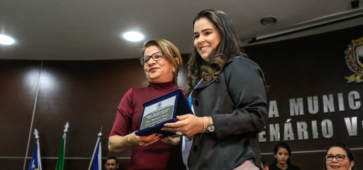 Vereadora Graça Amorim, entrega premio a Mulher Destaque