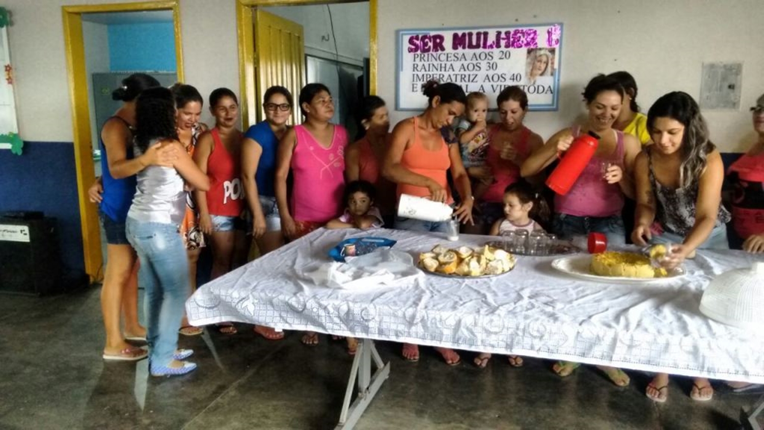 No Dia Internacional da Mulher, a escola realizou uma homenagem para as professoras, servidores e as mães.