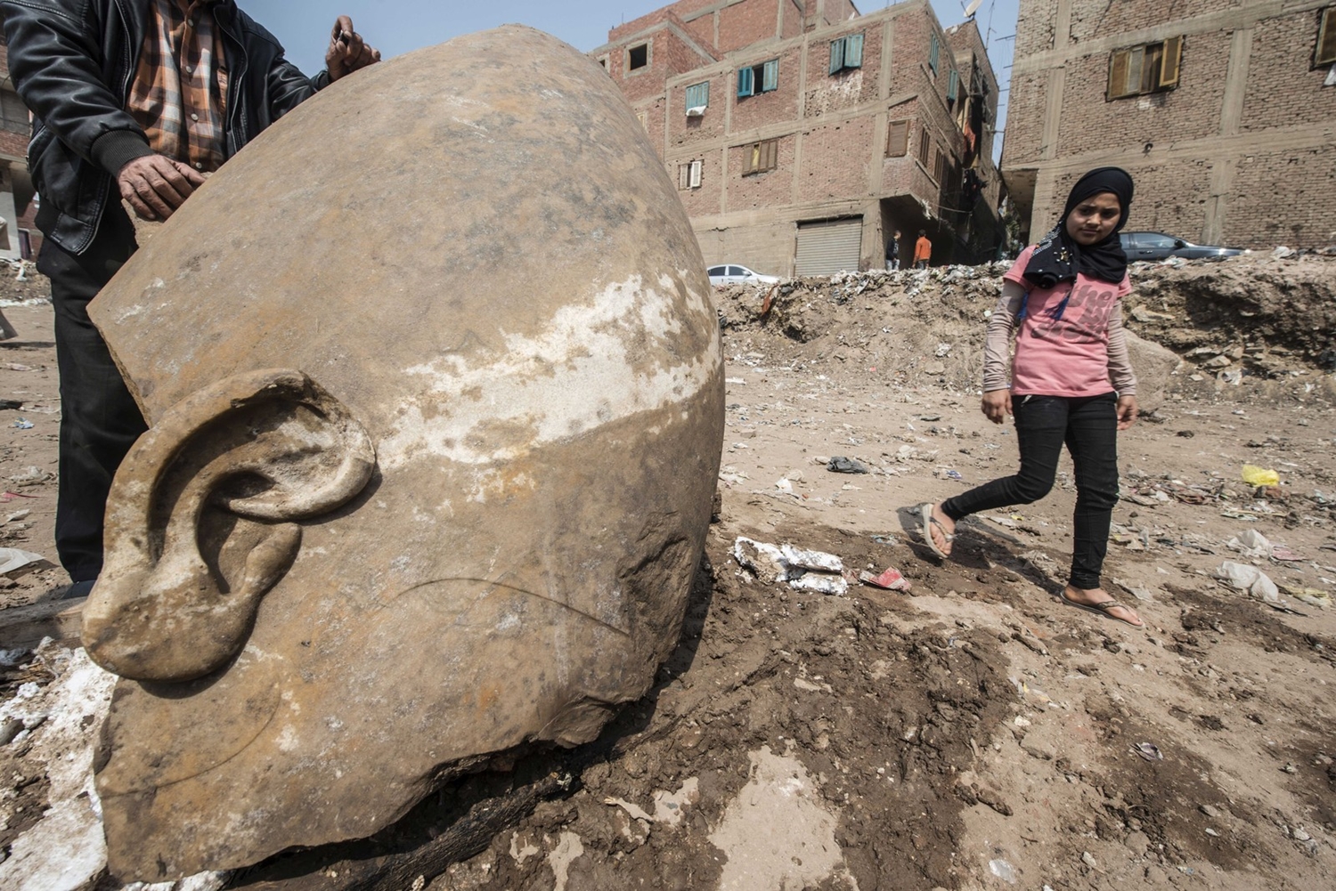 Cabeça de estátua descoberta em escavações, encontradas perto do Templo de Ramsés 2º