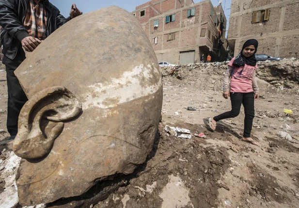 Cabeça de estátua descoberta em escavações, encontradas perto do Templo de Ramsés 2º