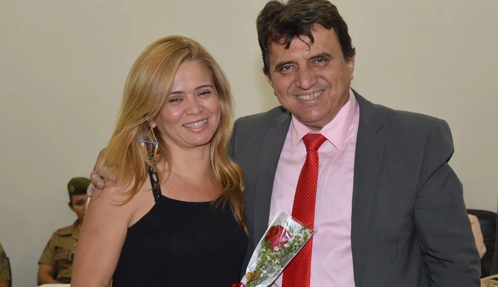 Evandro Patury homenageia a presidente do Sindserm