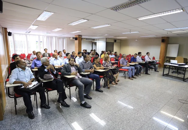 Reunião entre juízes eleitorais e prefeitos