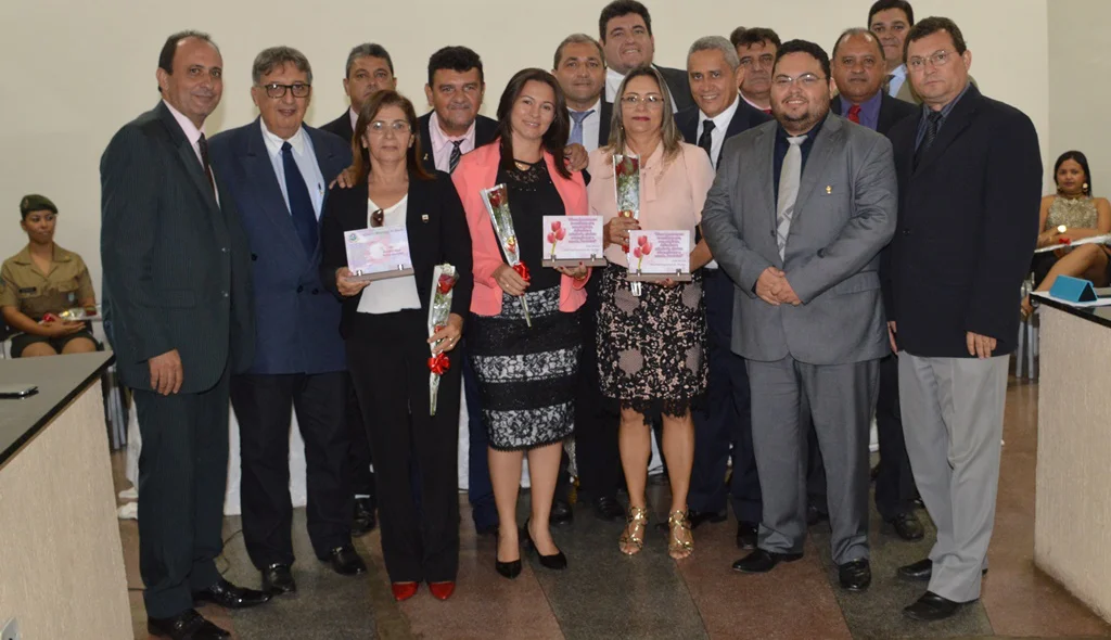 Vereadores homenageiam as colegas mulheres