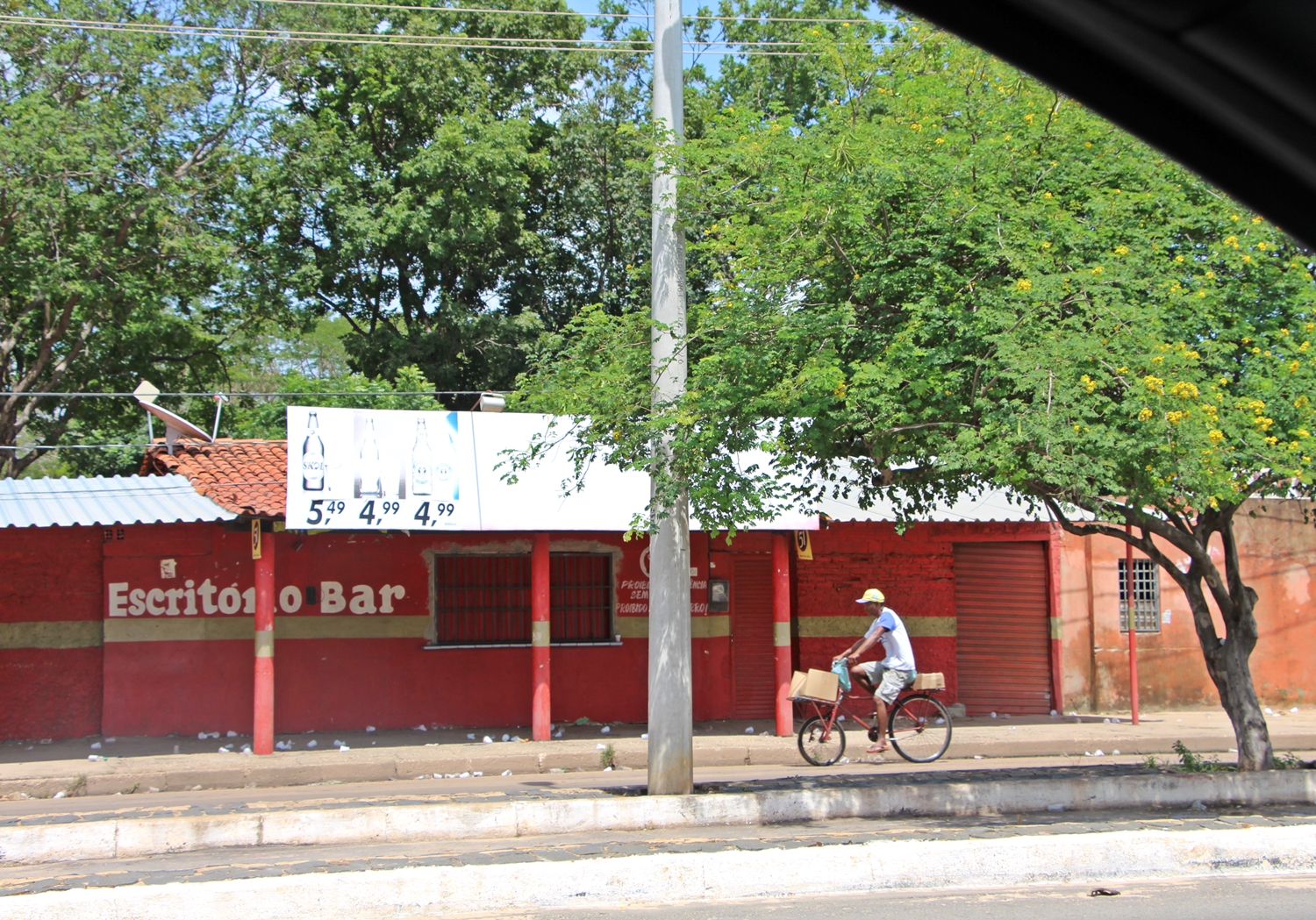Escritório Bar na avenida Henry Wall de Carvalho
