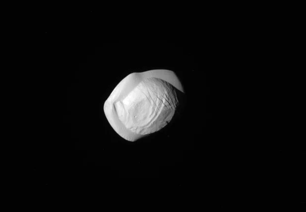 Nasa divulga novas fotos de lua de Saturno com formato estranho