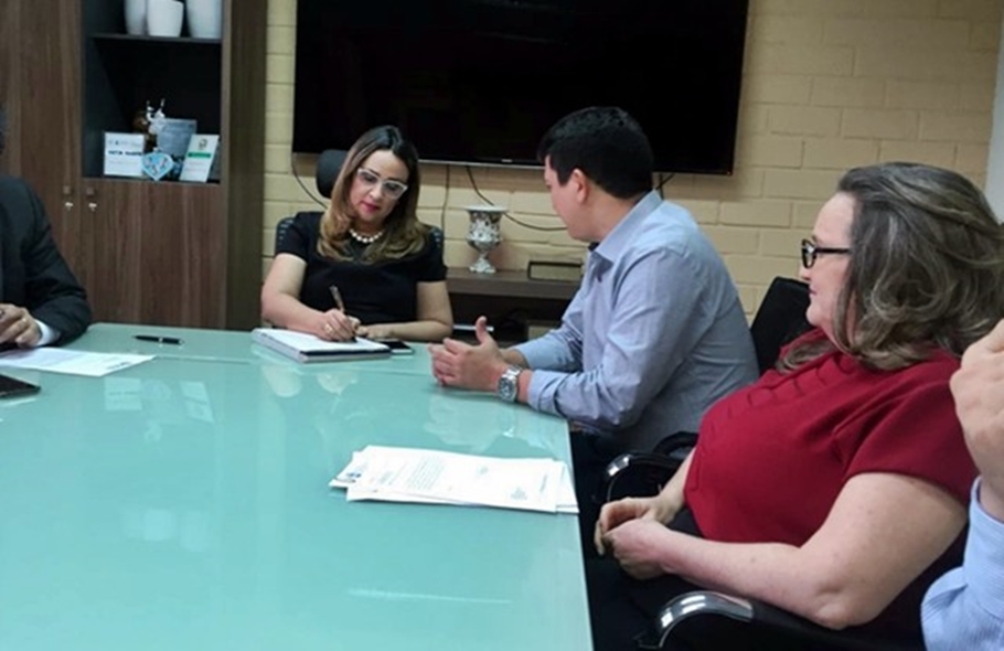 Prefeito Rubens Vieira junto com a secretária Estadual de Educação, Rejane Dias.