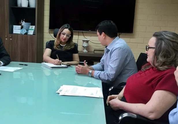 Prefeito Rubens Vieira junto com a secretária Estadual de Educação, Rejane Dias.