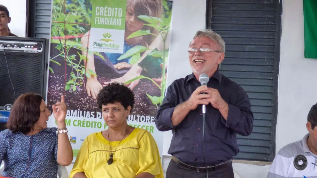 Autoridades participaram da entrega de casas em Cocal