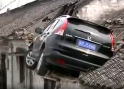 Carro foi parar em cima de um telhado na China