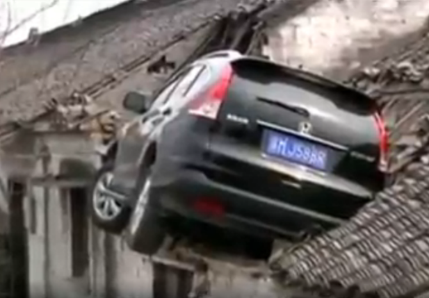 Carro foi parar em cima de um telhado na China
