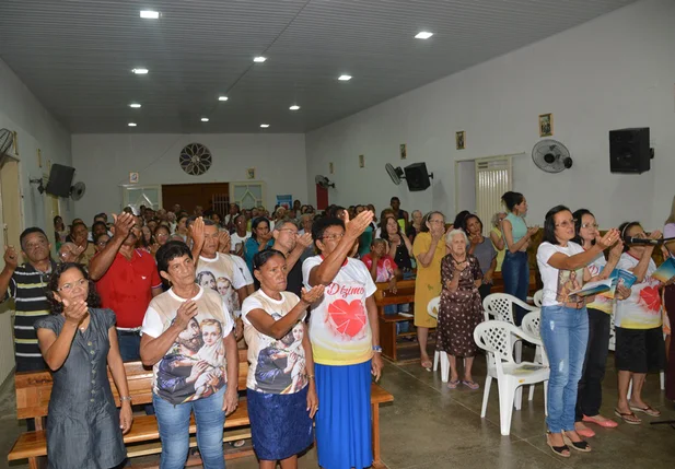 Devotos participam da celebração