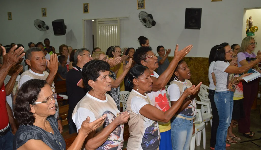 Durante a missa muitas demonstrações de fé