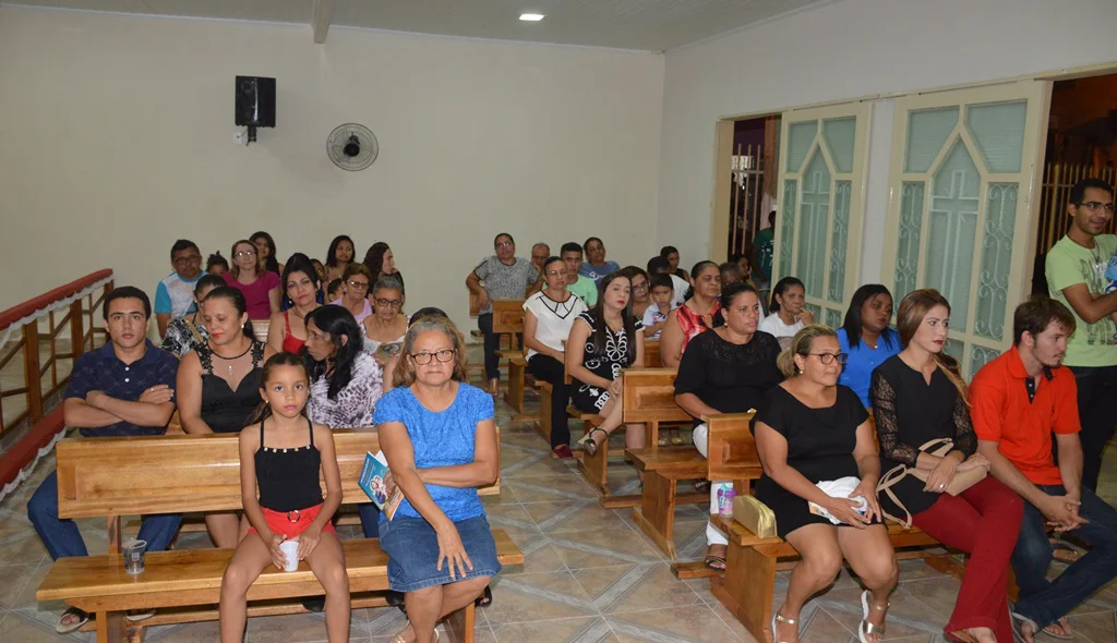 Fiéis acompanham a celebração da novena