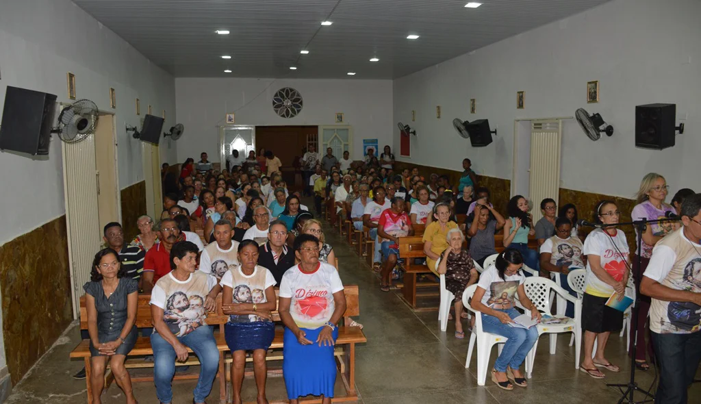 Fiéis lotam a igreja do bairro Paroquial