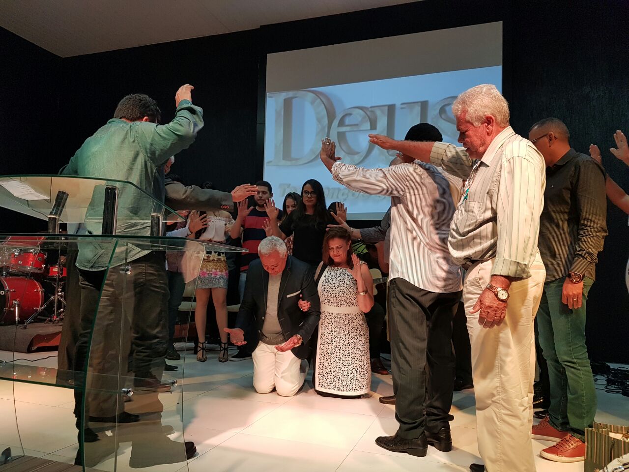 Momento de oração no aniversário do Pastor Soares