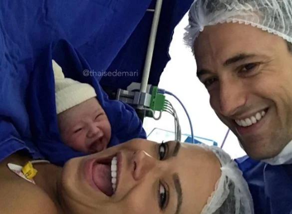 Bebê Carmel sorri em selfie após nascer
