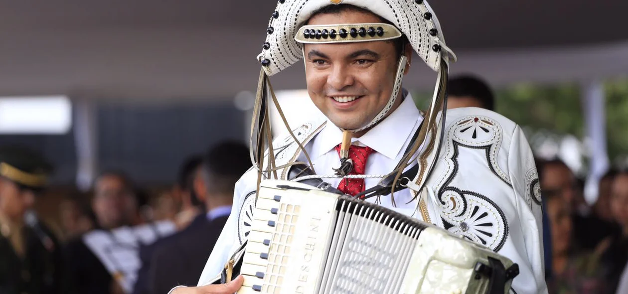 Cantor Chambinho do Acordeon