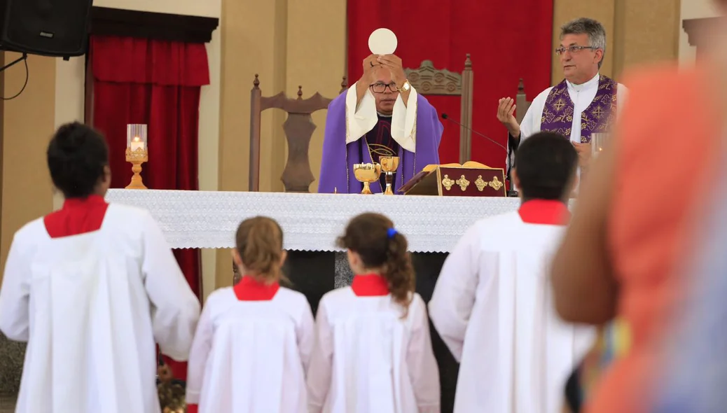 Celebração da Santa Missa em Catedral de Santo Antônio