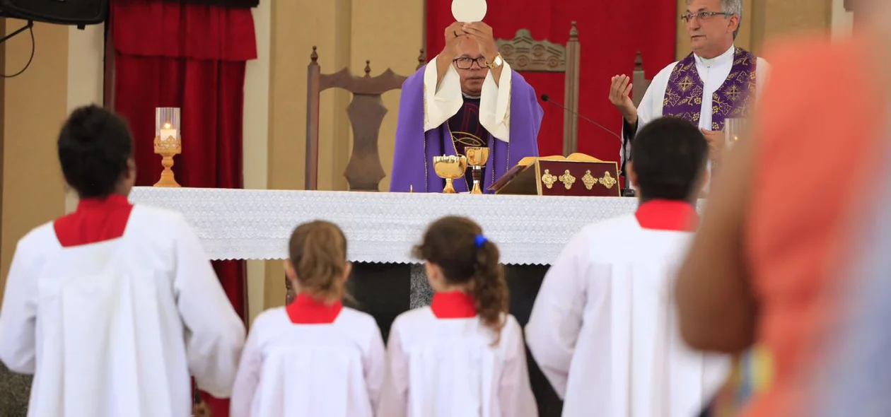 Celebração da Santa Missa em Catedral de Santo Antônio