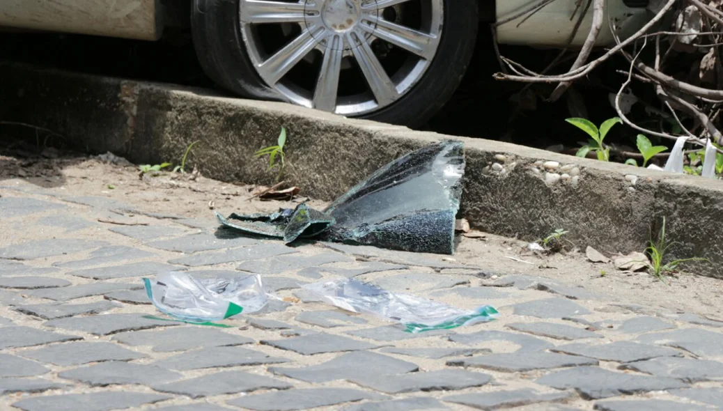 Peça do carro após colisão em muro