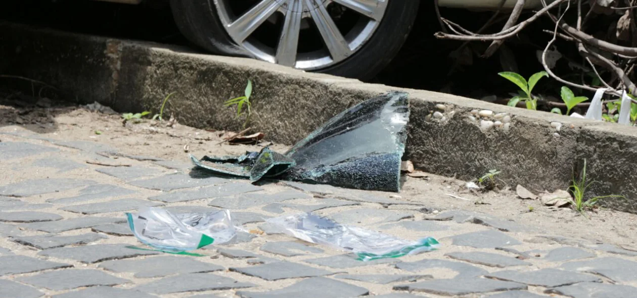 Peça do carro após colisão em muro