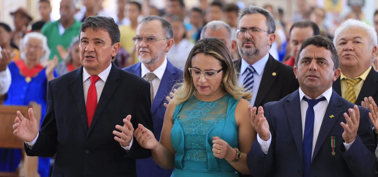 Wellington Dias e Rejane Dias em missa em Campo Maior