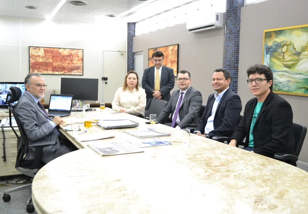 Olavo Rebelo recebe representantes da CGE e UESPI
