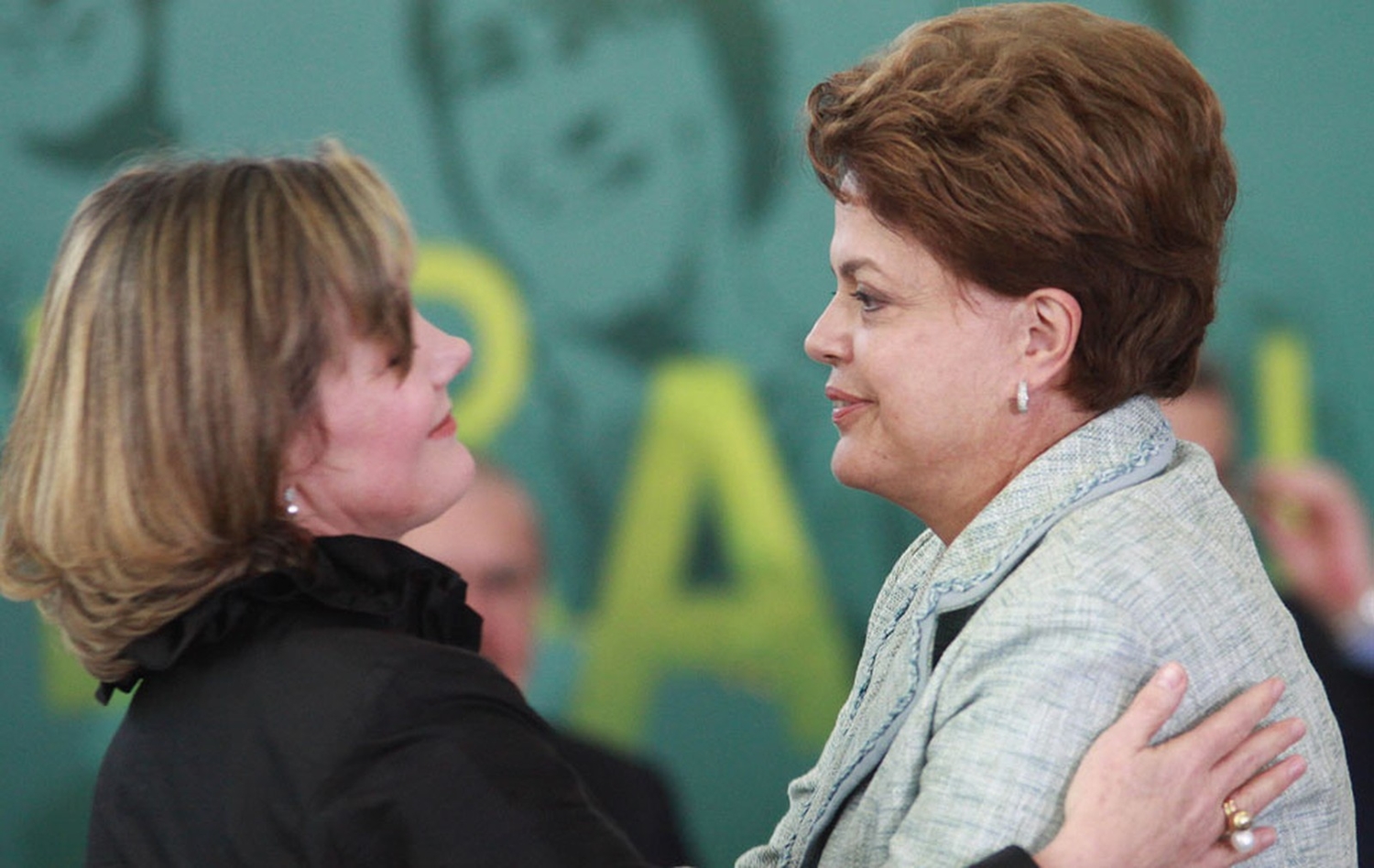 A senadora Gleisi Hofmann e a ex-presidente Dilma, durante evento no Palácio do Planalto