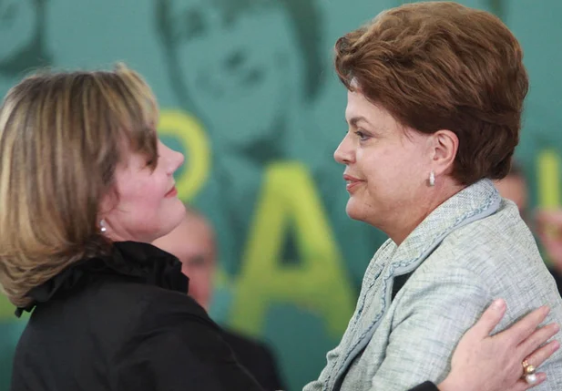 A senadora Gleisi Hofmann e a ex-presidente Dilma, durante evento no Palácio do Planalto