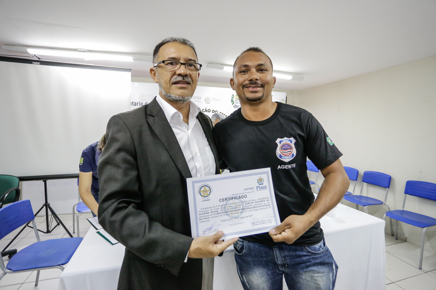 Entrega de certificados da agentes penitenciários 