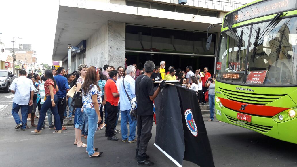 Grupo concentrado na frente do Prédio do INSS