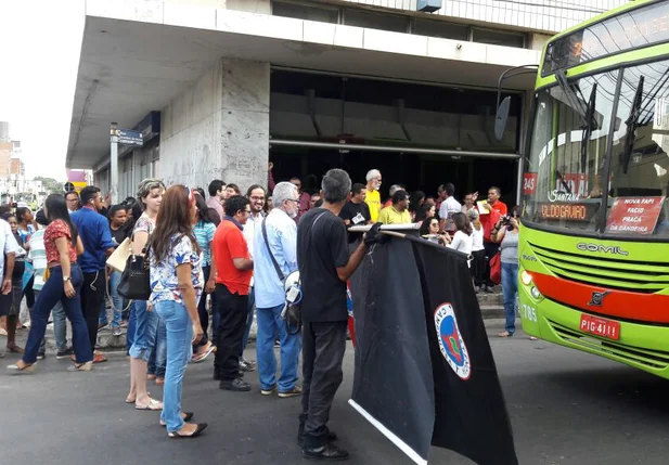 Grupo concentrado na frente do Prédio do INSS