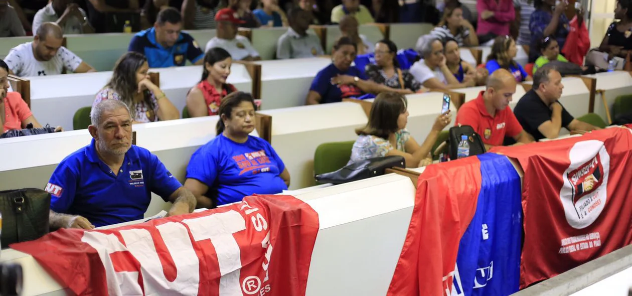 Sindicatos e centrais sindicais reunidas
