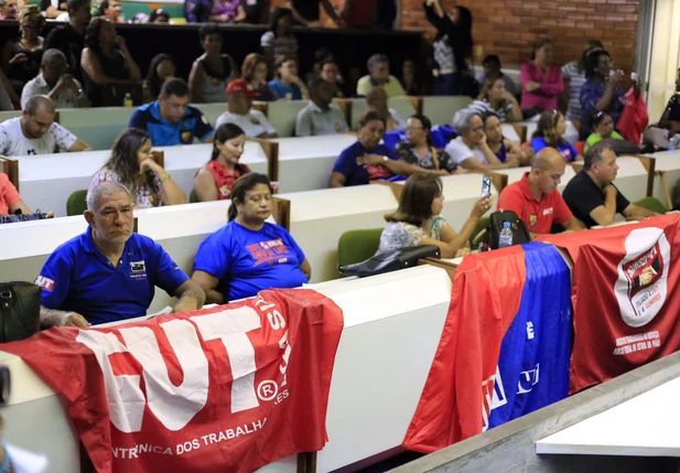 Sindicatos e centrais sindicais reunidas