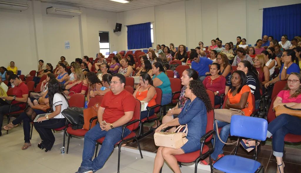 Auditório ficou parcialmente lotado.